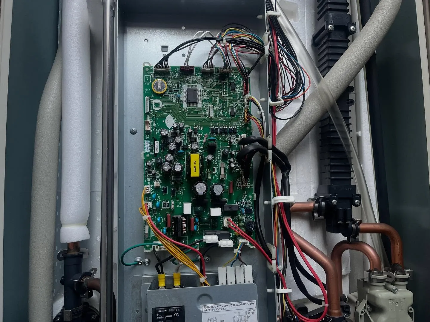 お湯が出ないとのご相談で、エコキュートの修理対応を行いました...