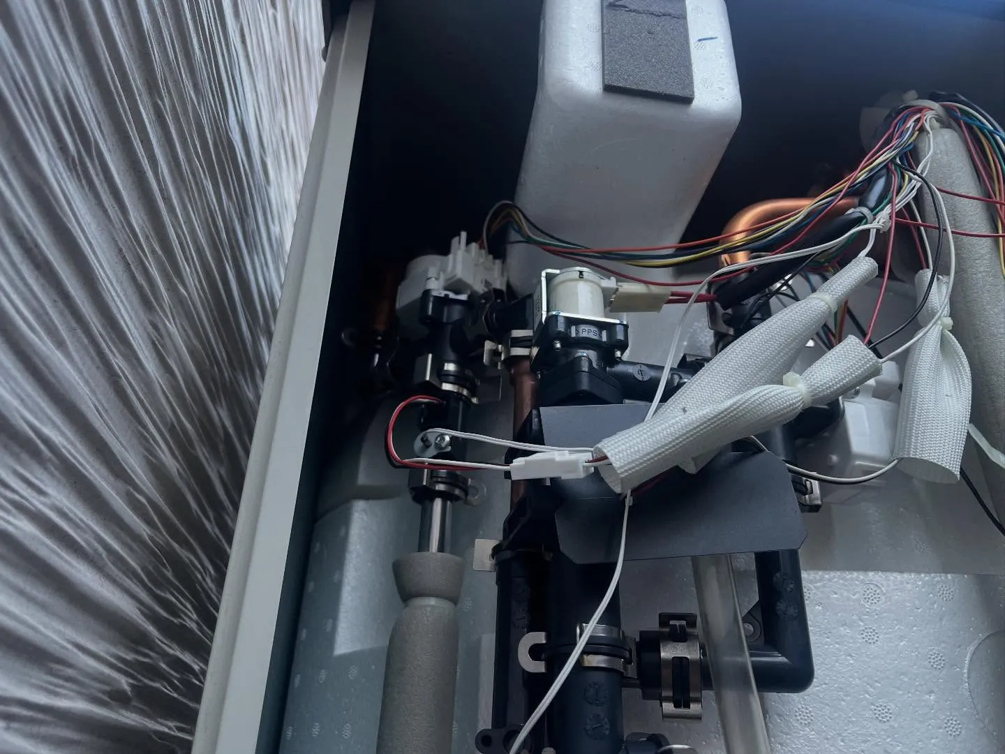 お湯が出ないとのご相談で、エコキュートの修理対応を行いました...