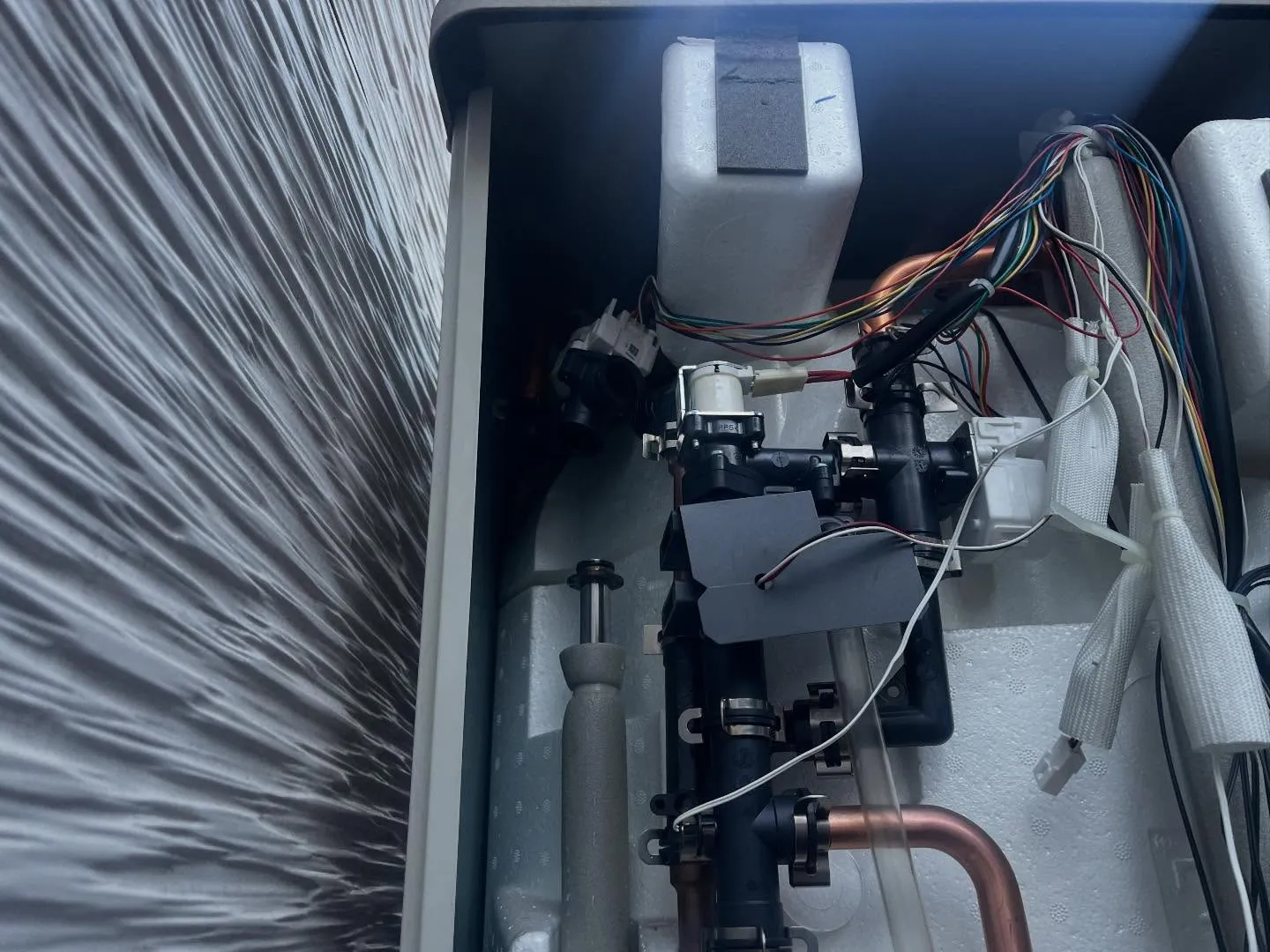 お湯が出ないとのご相談で、エコキュートの修理対応を行いました...