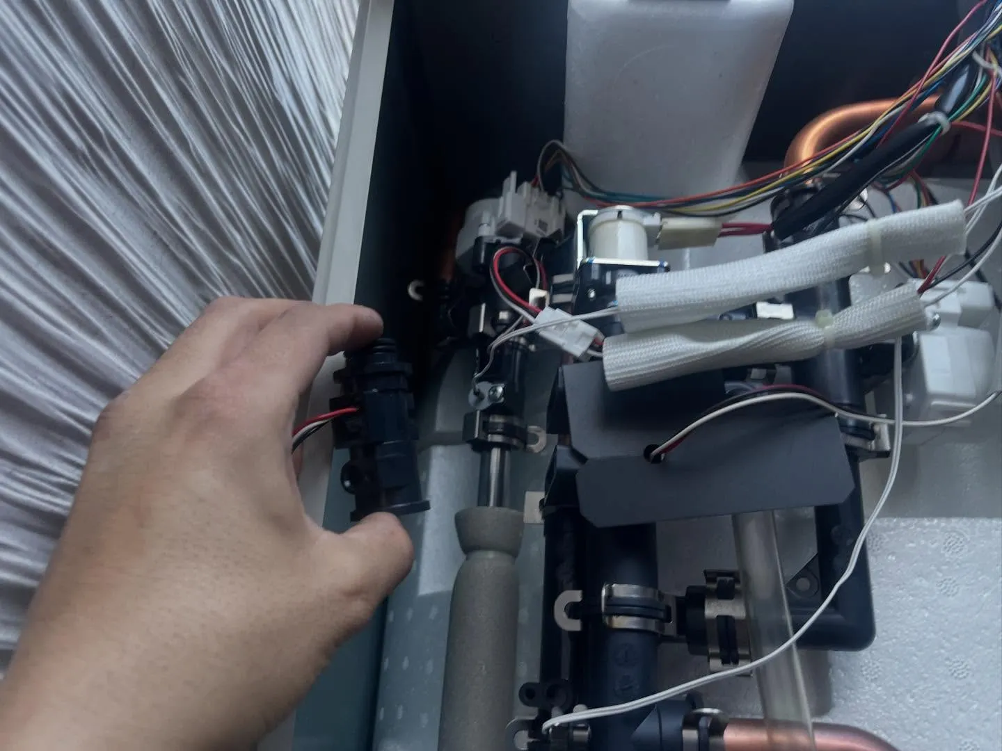 お湯が出ないとのご相談で、エコキュートの修理対応を行いました...