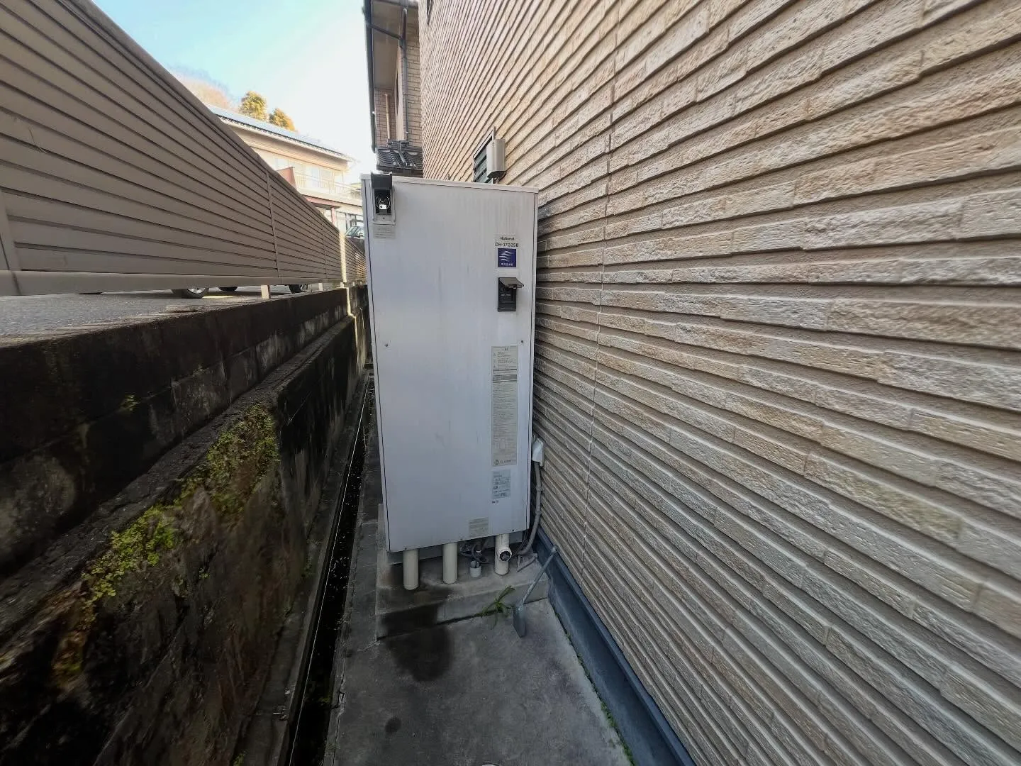 尾道市にて、電気温水器からエコキュートへの交換をさせていただ...