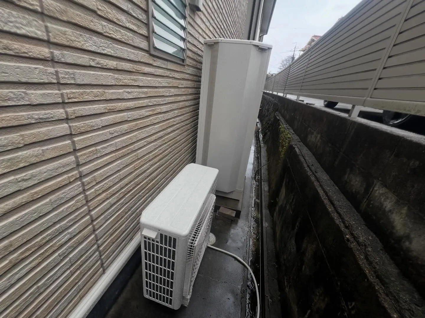 尾道市にて、電気温水器からエコキュートへの交換をさせていただ...